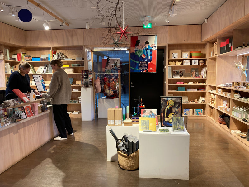 Museumsbutik med dansk design til børn og voksne, lokalt kunsthåndværk samt kunstbøger og plakater